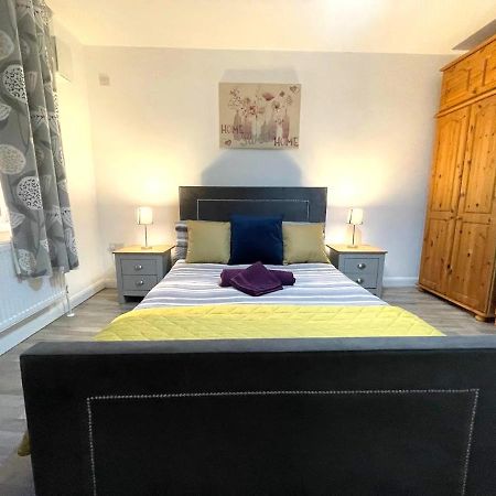 Deluxe 1-Bedroom Serviced Apartment Sleeps 4 For Short Or Long Stay Gillingham  Buitenkant foto