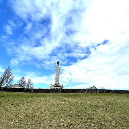 Deluxe 1-Bedroom Serviced Apartment Sleeps 4 For Short Or Long Stay Gillingham  Buitenkant foto