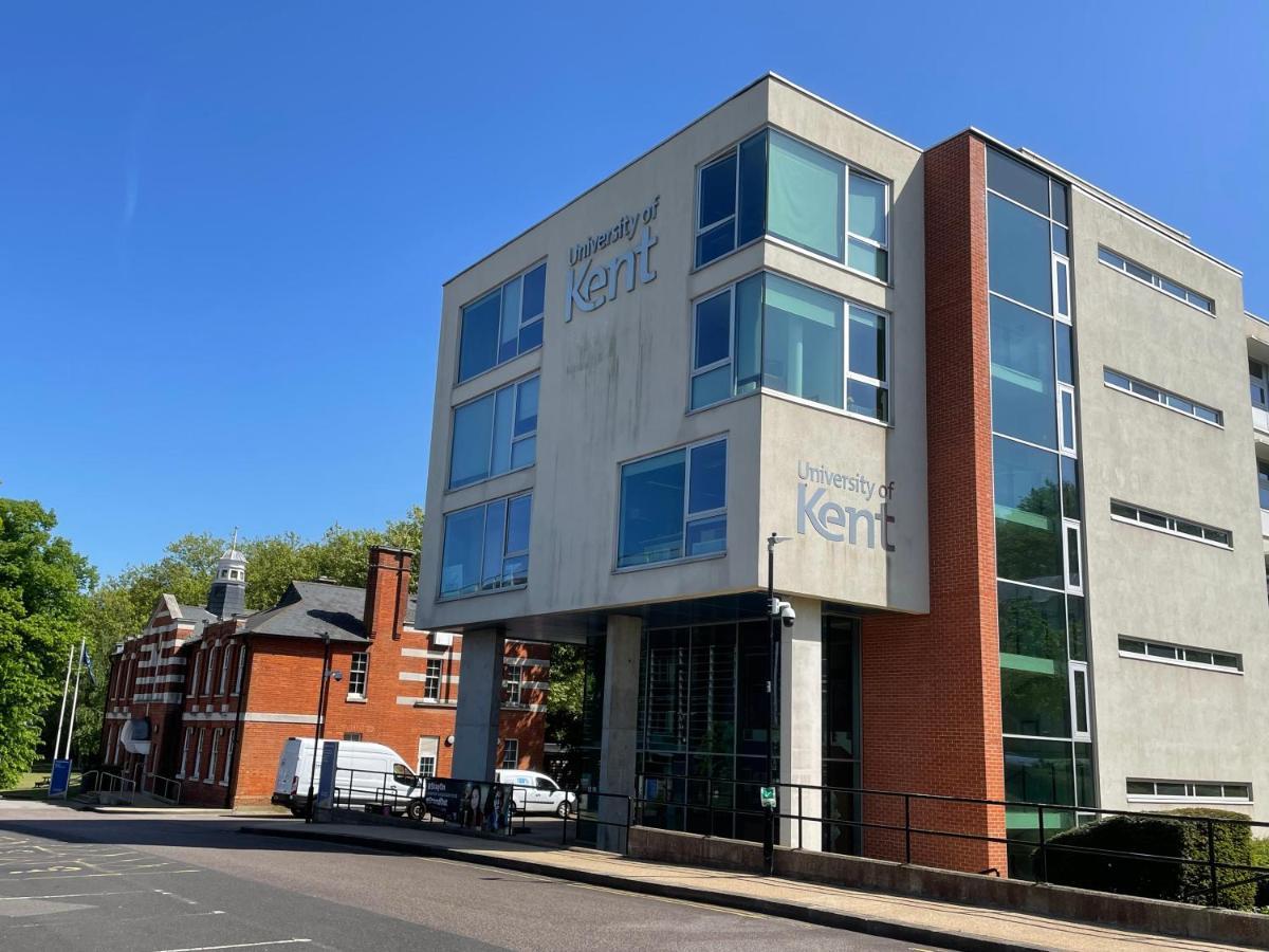 Deluxe 1-Bedroom Serviced Apartment Sleeps 4 For Short Or Long Stay Gillingham  Buitenkant foto