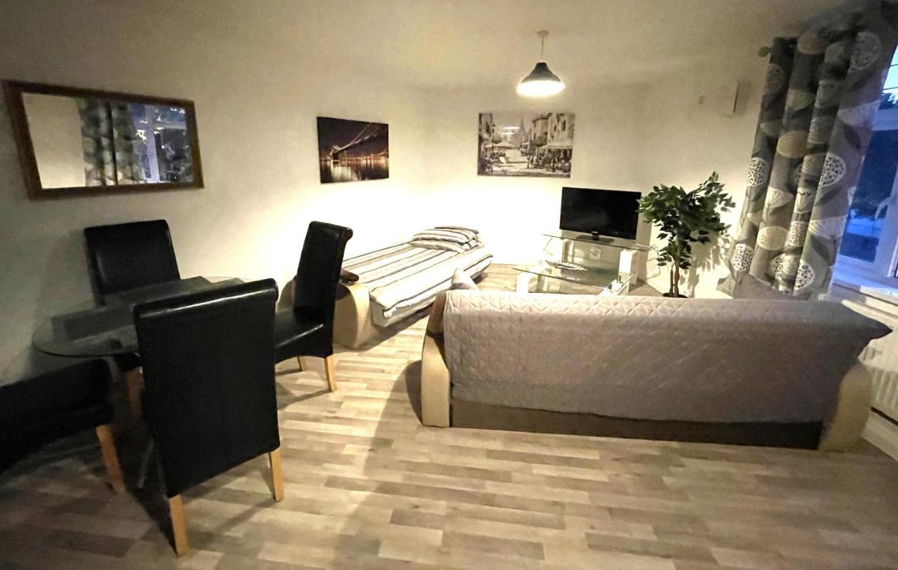 Deluxe 1-Bedroom Serviced Apartment Sleeps 4 For Short Or Long Stay Gillingham  Buitenkant foto