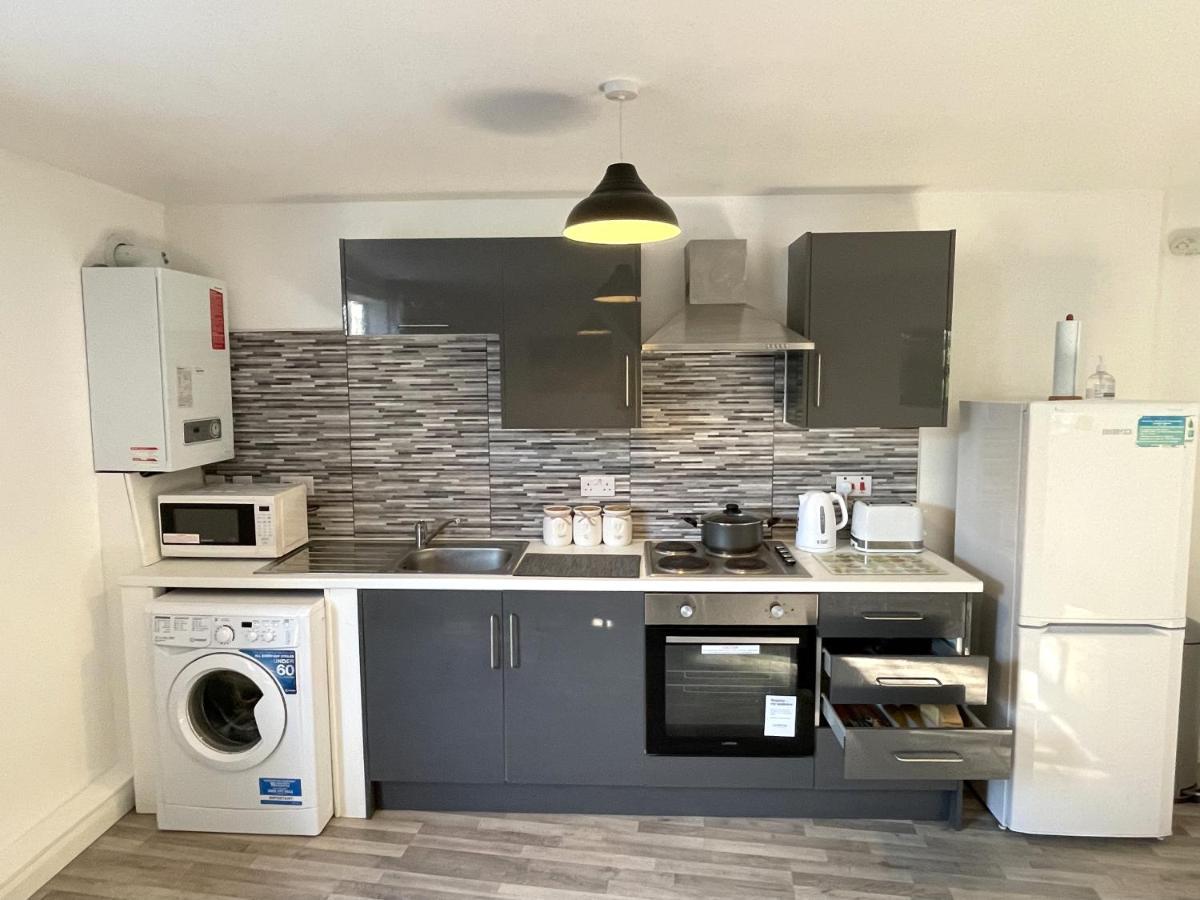 Deluxe 1-Bedroom Serviced Apartment Sleeps 4 For Short Or Long Stay Gillingham  Buitenkant foto
