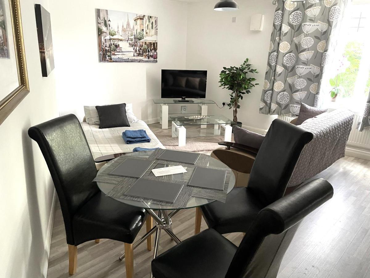 Deluxe 1-Bedroom Serviced Apartment Sleeps 4 For Short Or Long Stay Gillingham  Buitenkant foto