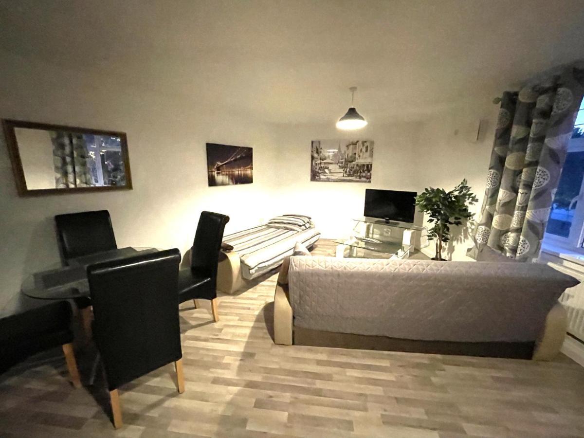 Deluxe 1-Bedroom Serviced Apartment Sleeps 4 For Short Or Long Stay Gillingham  Buitenkant foto