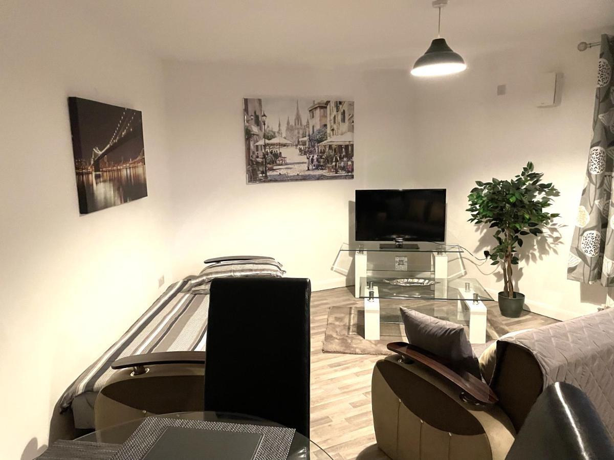 Deluxe 1-Bedroom Serviced Apartment Sleeps 4 For Short Or Long Stay Gillingham  Buitenkant foto