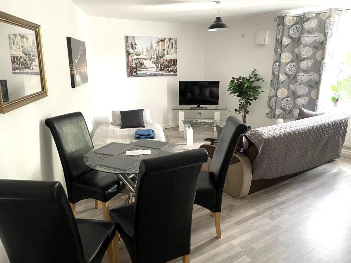 Deluxe 1-Bedroom Serviced Apartment Sleeps 4 For Short Or Long Stay Gillingham  Buitenkant foto