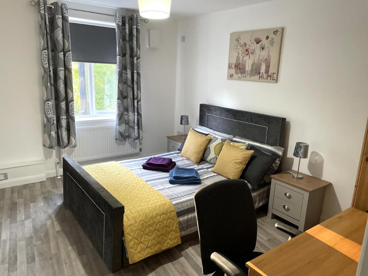 Deluxe 1-Bedroom Serviced Apartment Sleeps 4 For Short Or Long Stay Gillingham  Buitenkant foto