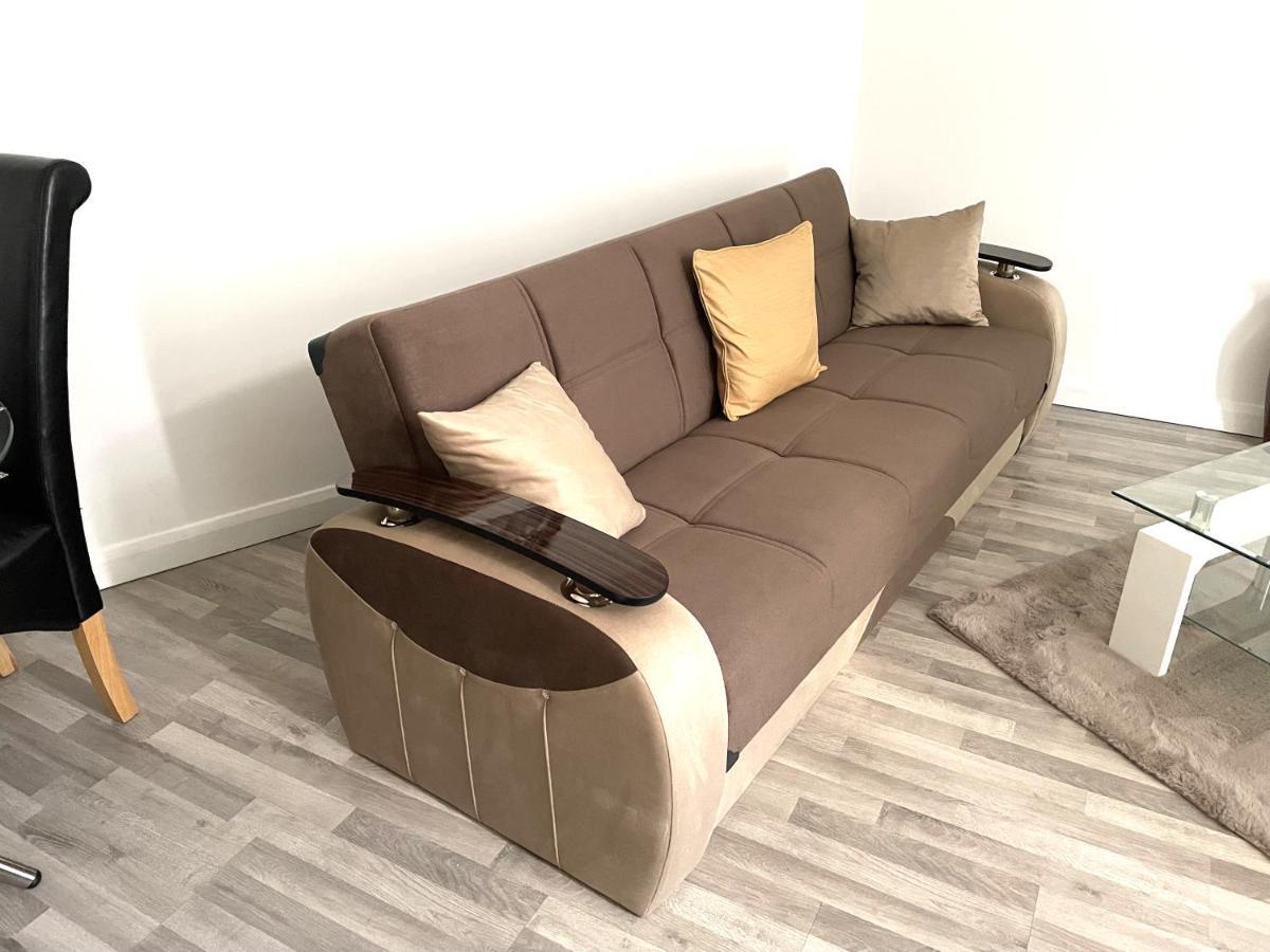 Deluxe 1-Bedroom Serviced Apartment Sleeps 4 For Short Or Long Stay Gillingham  Buitenkant foto