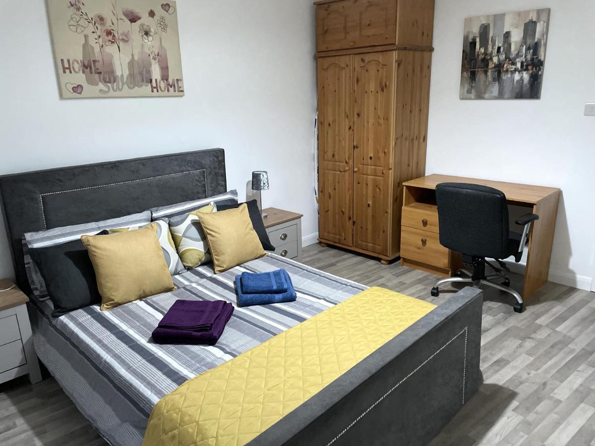 Deluxe 1-Bedroom Serviced Apartment Sleeps 4 For Short Or Long Stay Gillingham  Buitenkant foto
