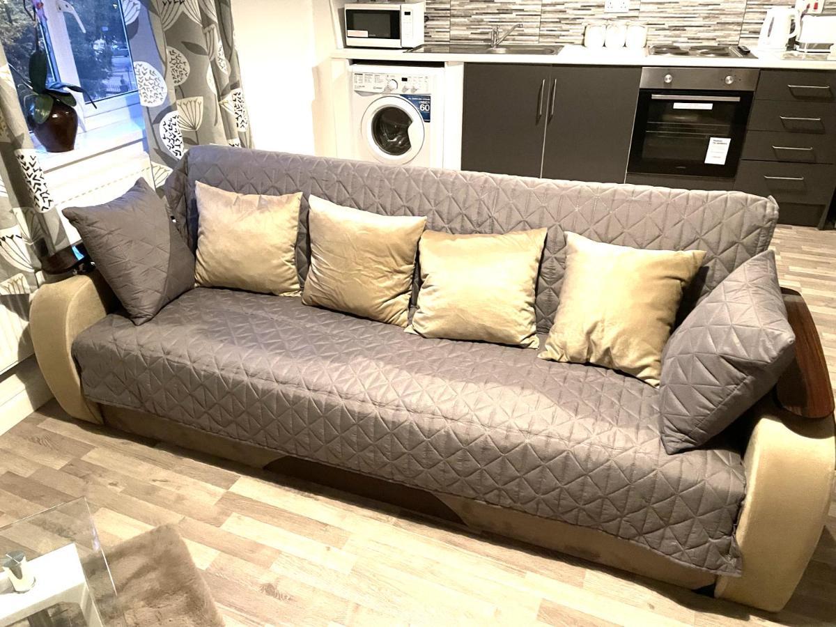 Deluxe 1-Bedroom Serviced Apartment Sleeps 4 For Short Or Long Stay Gillingham  Buitenkant foto