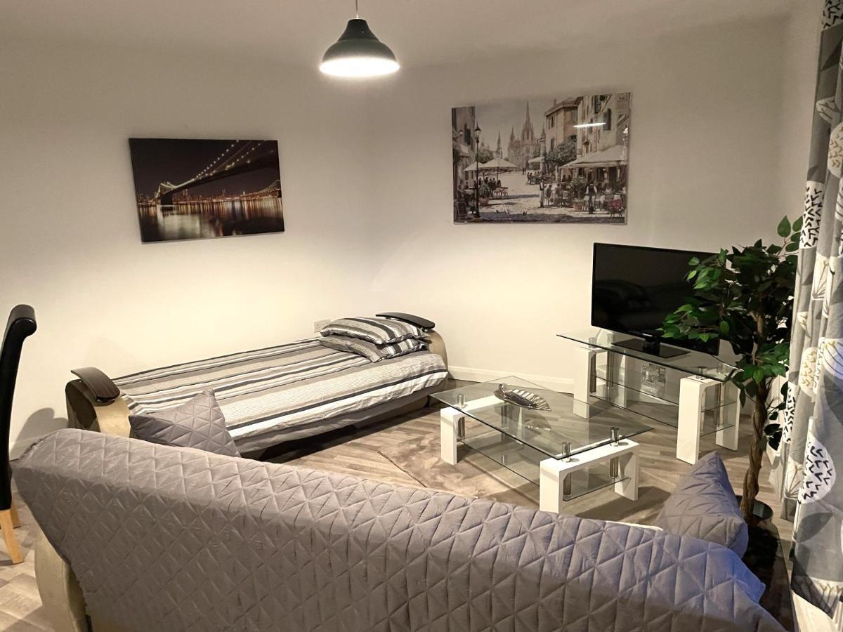 Deluxe 1-Bedroom Serviced Apartment Sleeps 4 For Short Or Long Stay Gillingham  Buitenkant foto