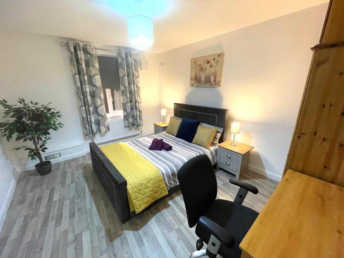 Deluxe 1-Bedroom Serviced Apartment Sleeps 4 For Short Or Long Stay Gillingham  Buitenkant foto