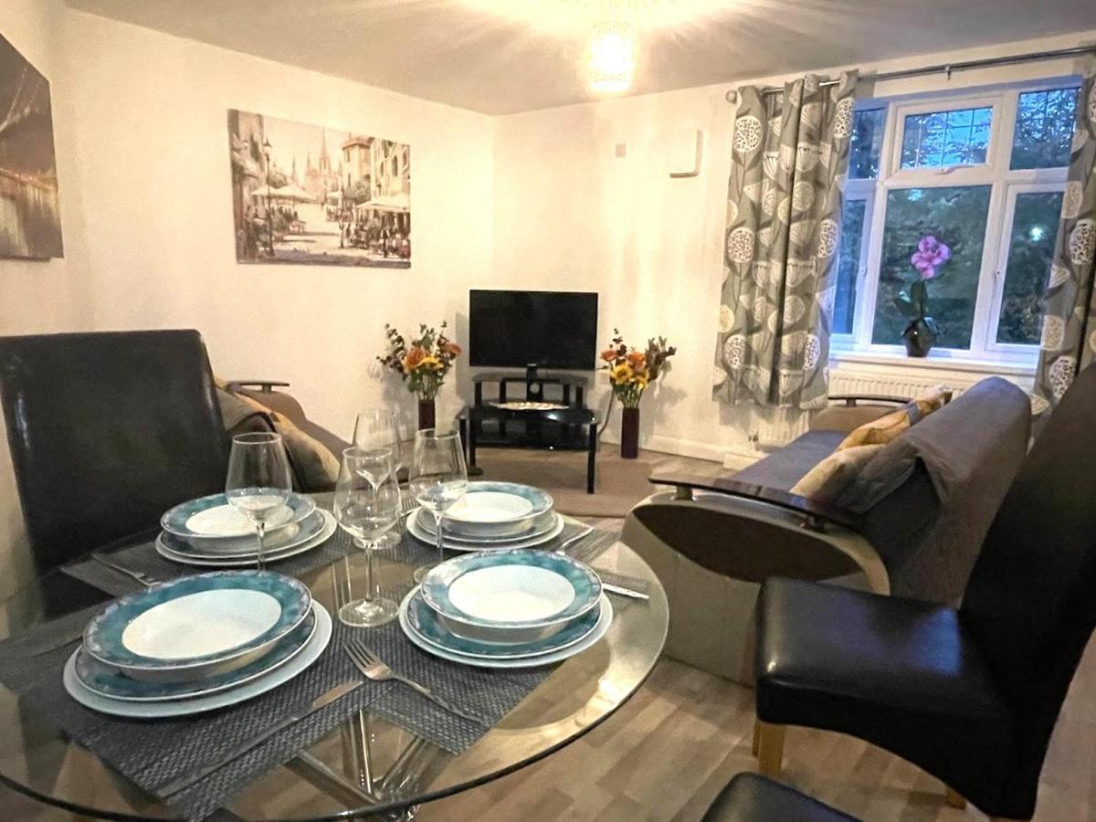 Deluxe 1-Bedroom Serviced Apartment Sleeps 4 For Short Or Long Stay Gillingham  Buitenkant foto