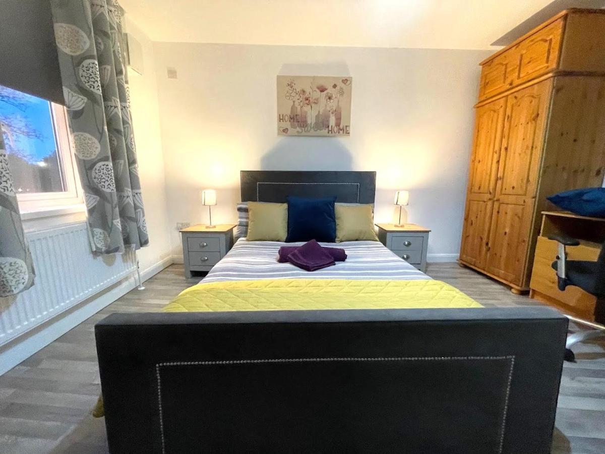 Deluxe 1-Bedroom Serviced Apartment Sleeps 4 For Short Or Long Stay Gillingham  Buitenkant foto