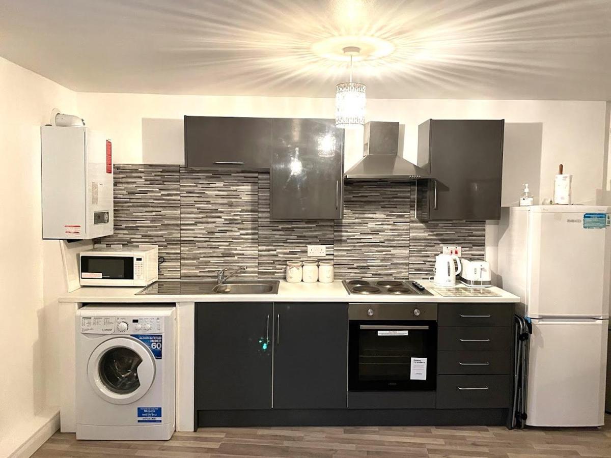 Deluxe 1-Bedroom Serviced Apartment Sleeps 4 For Short Or Long Stay Gillingham  Buitenkant foto