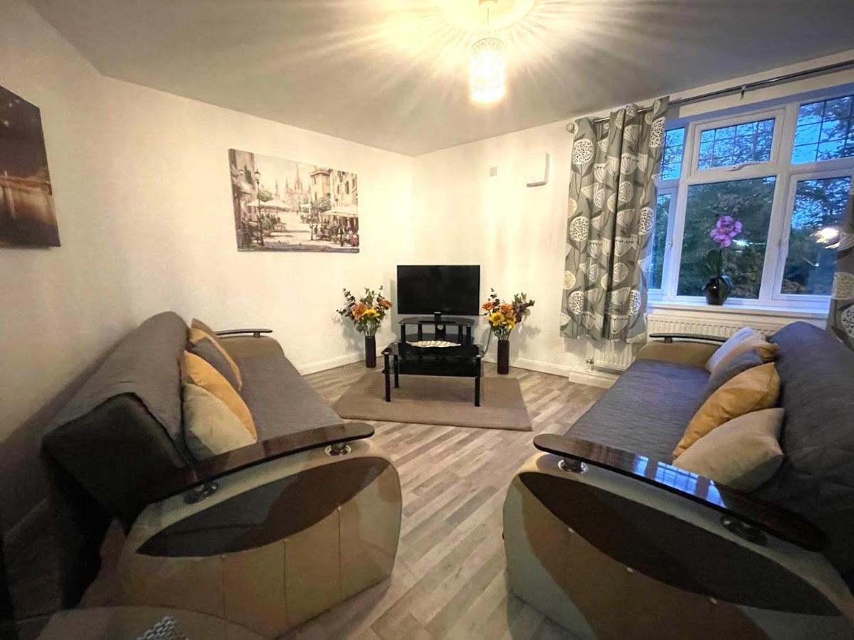 Deluxe 1-Bedroom Serviced Apartment Sleeps 4 For Short Or Long Stay Gillingham  Buitenkant foto