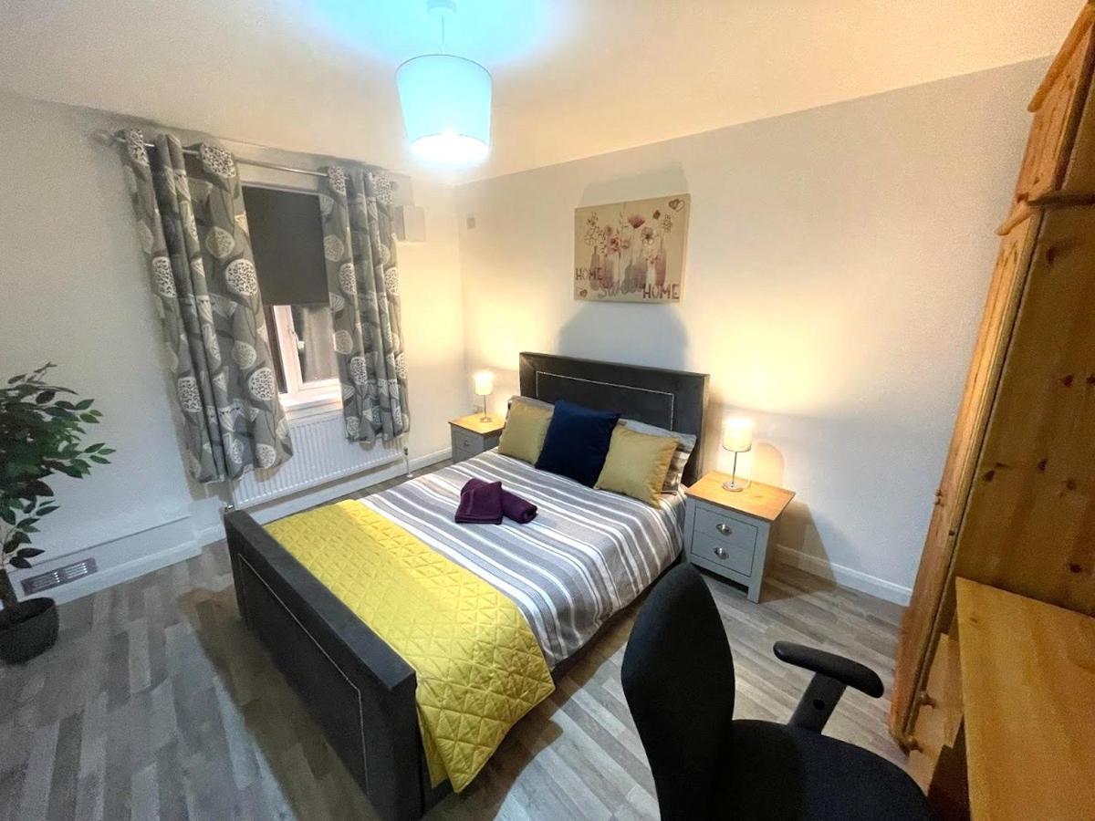 Deluxe 1-Bedroom Serviced Apartment Sleeps 4 For Short Or Long Stay Gillingham  Buitenkant foto