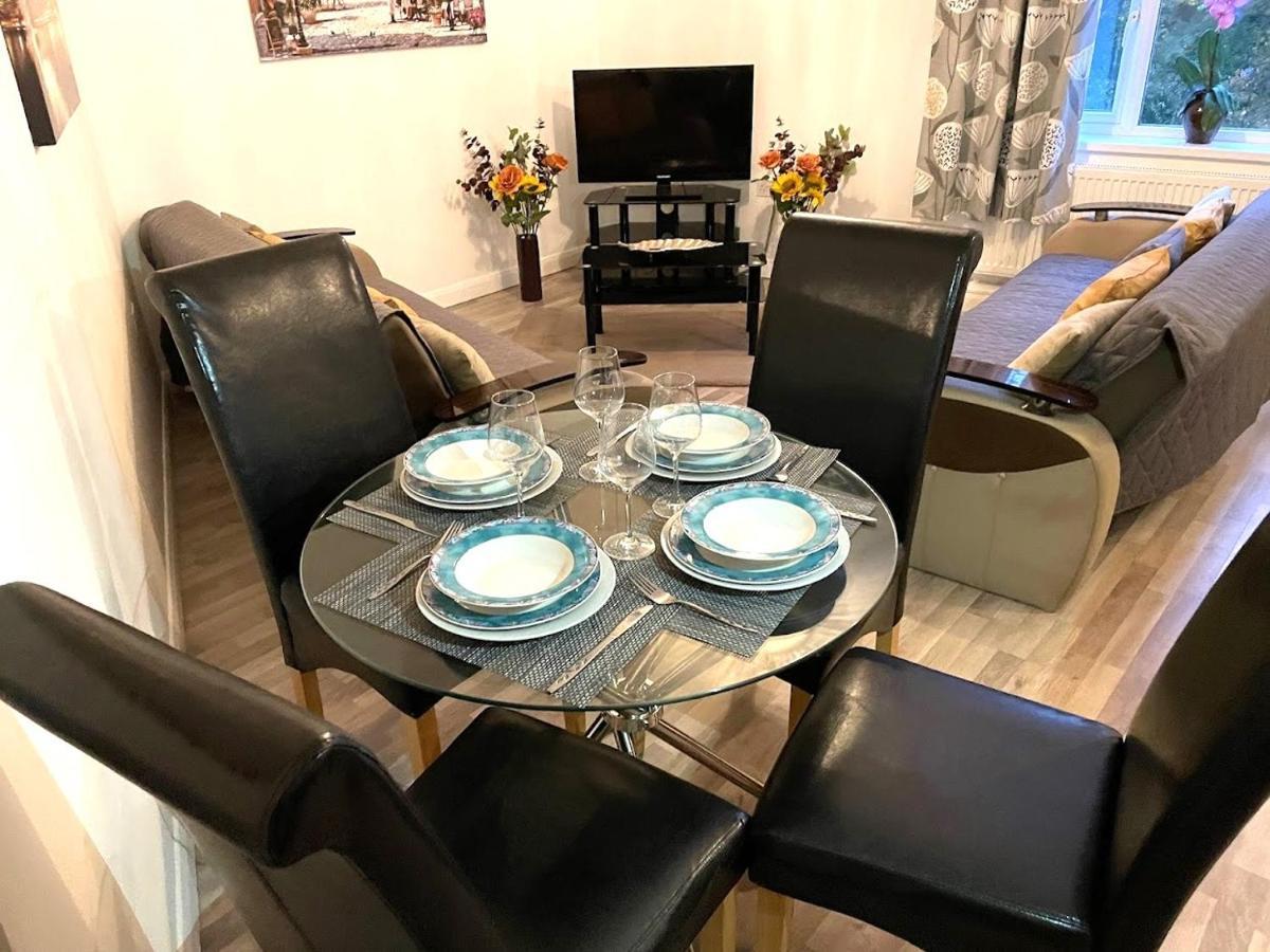 Deluxe 1-Bedroom Serviced Apartment Sleeps 4 For Short Or Long Stay Gillingham  Buitenkant foto