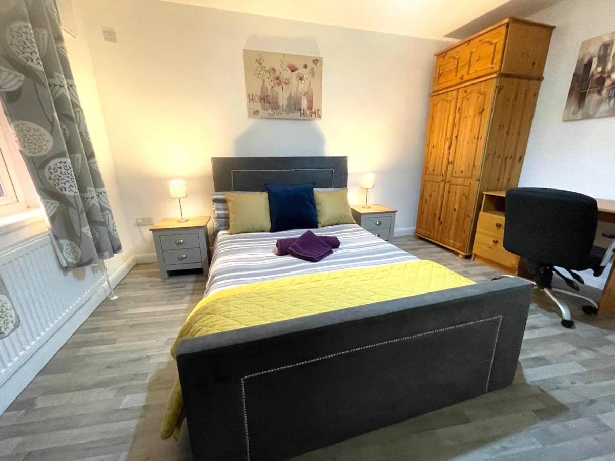 Deluxe 1-Bedroom Serviced Apartment Sleeps 4 For Short Or Long Stay Gillingham  Buitenkant foto