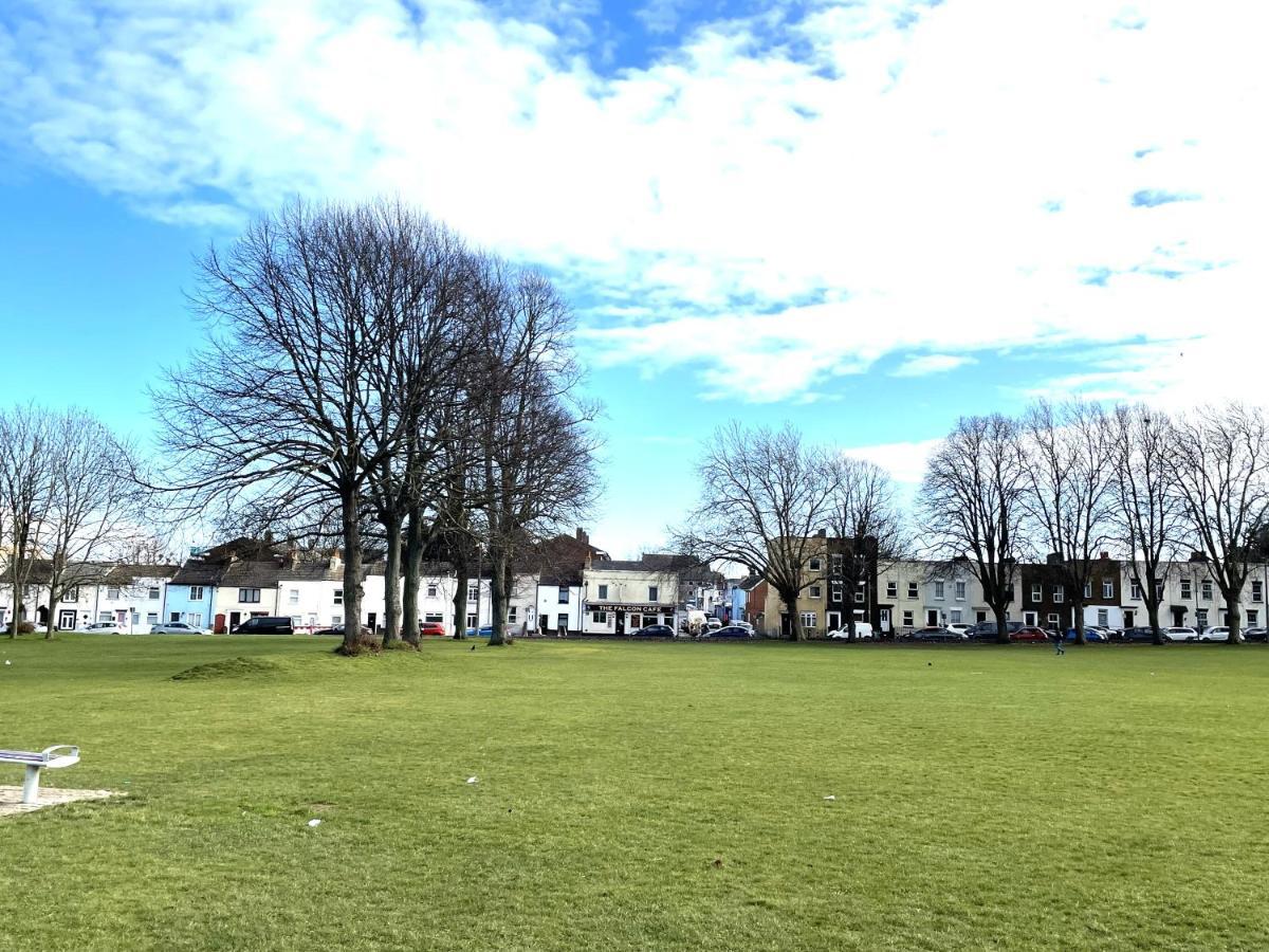 Deluxe 1-Bedroom Serviced Apartment Sleeps 4 For Short Or Long Stay Gillingham  Buitenkant foto