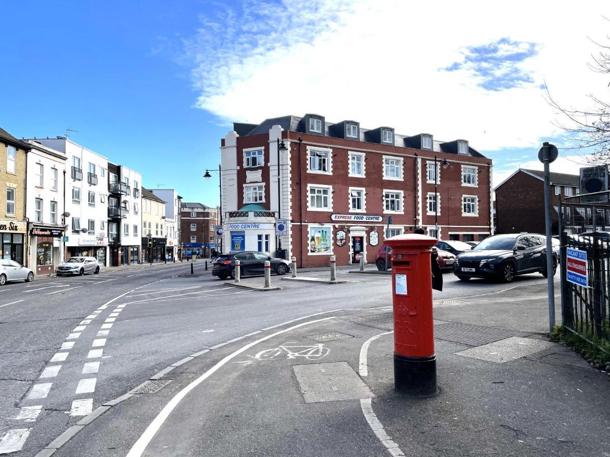 Deluxe 1-Bedroom Serviced Apartment Sleeps 4 For Short Or Long Stay Gillingham  Buitenkant foto